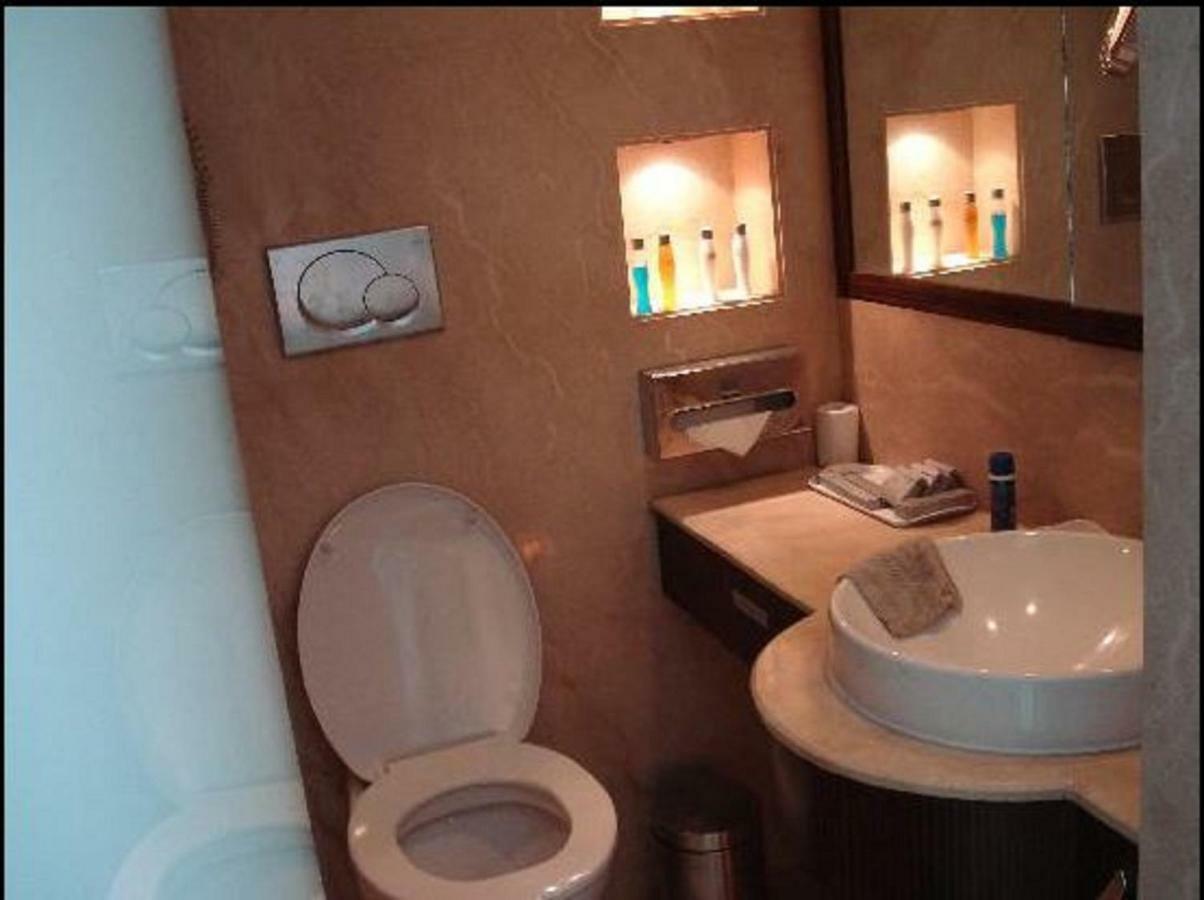 Pride Hotel, Hotel